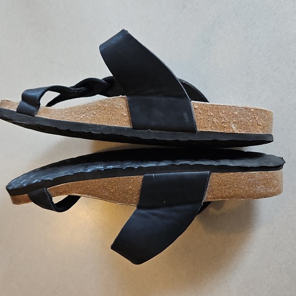 Cushionaire Black Thong Sandals - Picture 6 of 11